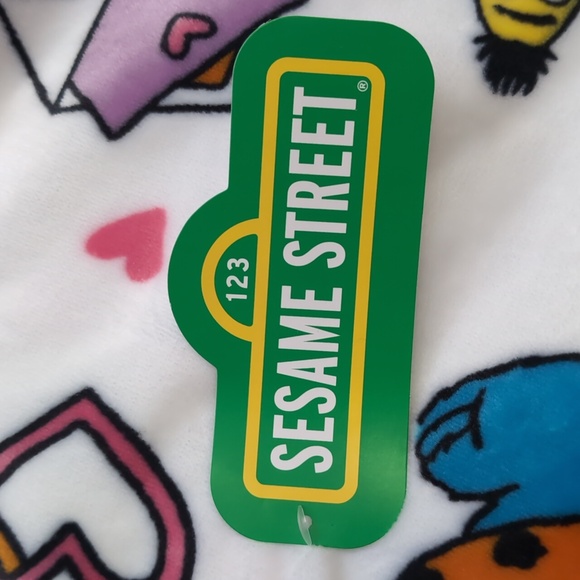 Sesame Street Valentine's Day Character Blanket 💜👹 - Picture 5 of 8